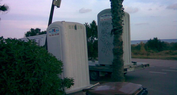 Retirada dels WC qu&iacute;mics del passeig mar&iacute;tim de Gav&agrave; Mar (17 de Setembre de 2008)